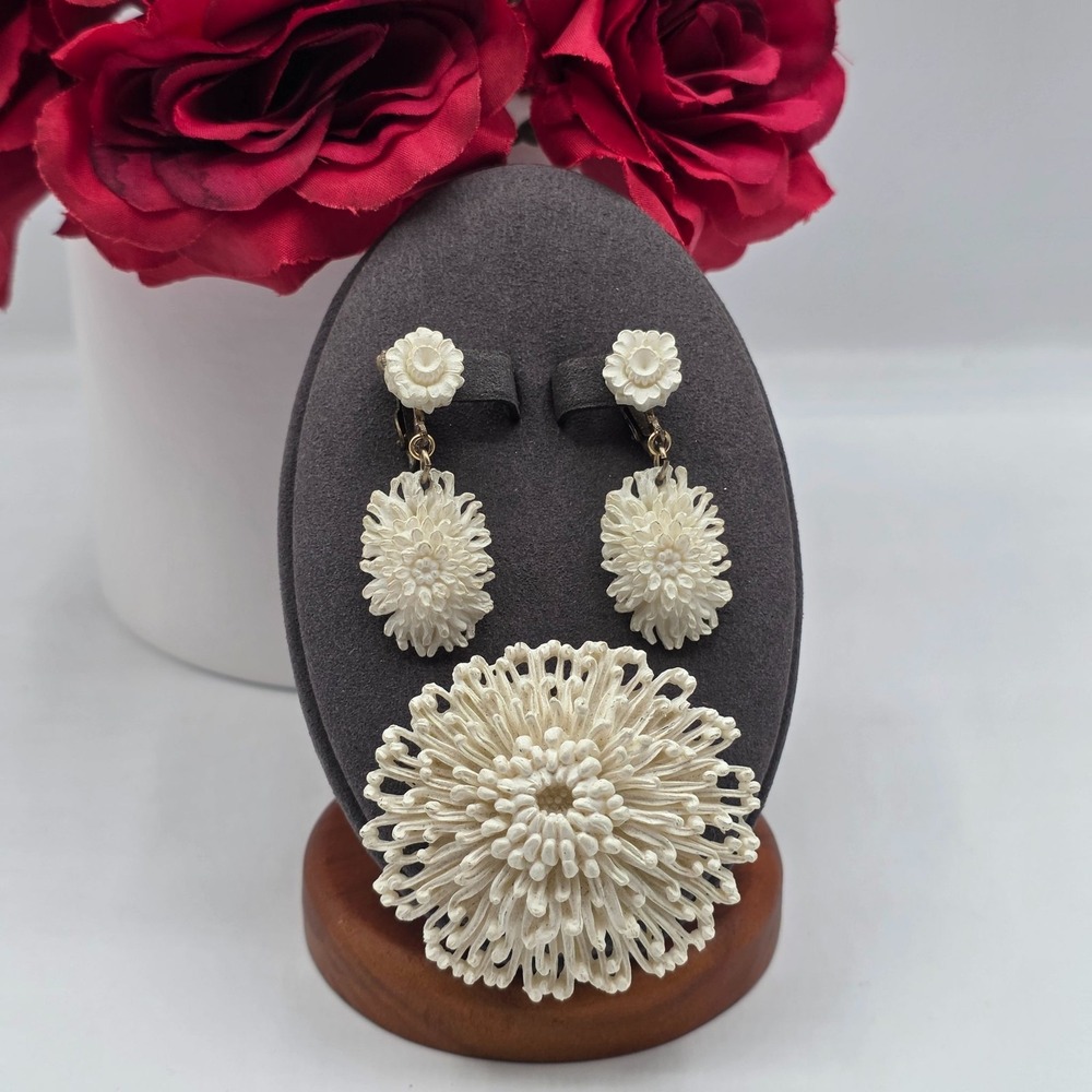 Vintage Chrysanthemum Brooch Earrings Set White Flower Jewelry Clip-on Celluloid